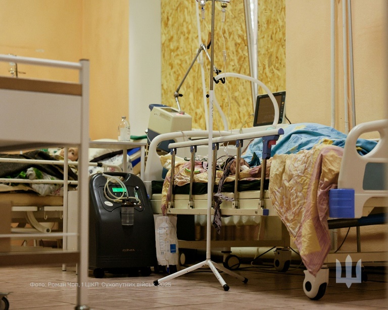 Photo prise et publiée par le Premier Centre de soutien à l'information et à la communication des forces terrestres d'Ukraine, le 9 septembre 2025, montrant des habitants du village de Iarova, blessés lors d'une frappe aérienne russe, dans un hôpital dans un lieu tenu secret