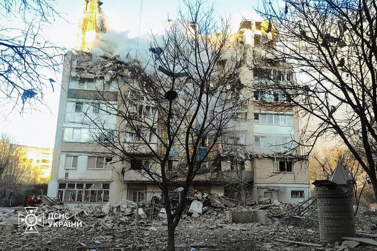 Cette photographie émanant du compte Telegram du président ukrainien Volodymyr Zelensky le 19 novembre 2025 montre des dégâts causés à un immeuble résidentiel de Ternopil par des frappes russes qui ont fait au moins 20 morts dans l'ouest de l'Ukraine
