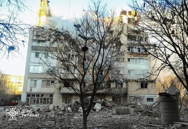 Cette photographie émanant du compte Telegram du président ukrainien Volodymyr Zelensky le 19 novembre 2025 montre des dégâts causés à un immeuble résidentiel de Ternopil par des frappes russes qui ont fait au moins 20 morts dans l'ouest de l'Ukraine
