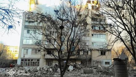 Cette photographie émanant du compte Telegram du président ukrainien Volodymyr Zelensky le 19 novembre 2025 montre des dégâts causés à un immeuble résidentiel de Ternopil par des frappes russes qui ont fait au moins 20 morts dans l'ouest de l'Ukraine
