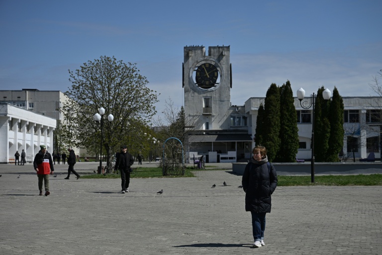 Des habitants de la ville de Slavoutytch dans le nord de l'Ukraine, le 25 avril 2026 