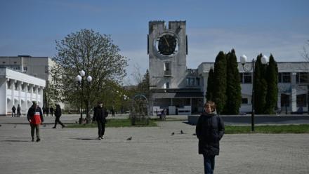 Des habitants de la ville de Slavoutytch dans le nord de l'Ukraine, le 25 avril 2026 