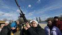 Des habitants participent à une formation formation au maniement des armes à Kiev, le 20 février 2022 en Ukraine