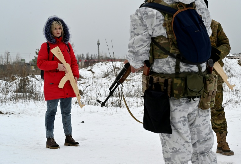 Un instructeur militaire enseigne le maniement des armes à des civils, le 6 février 2022 à Kiev, en Ukraine