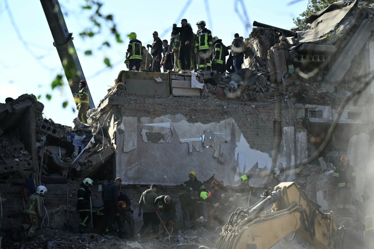 Les secours à la recherche de survivants dans les décombres d'un immeuble résidentiel après une frappe aérienne russe à Prylouky en Ukraine le 7 octobre 2026