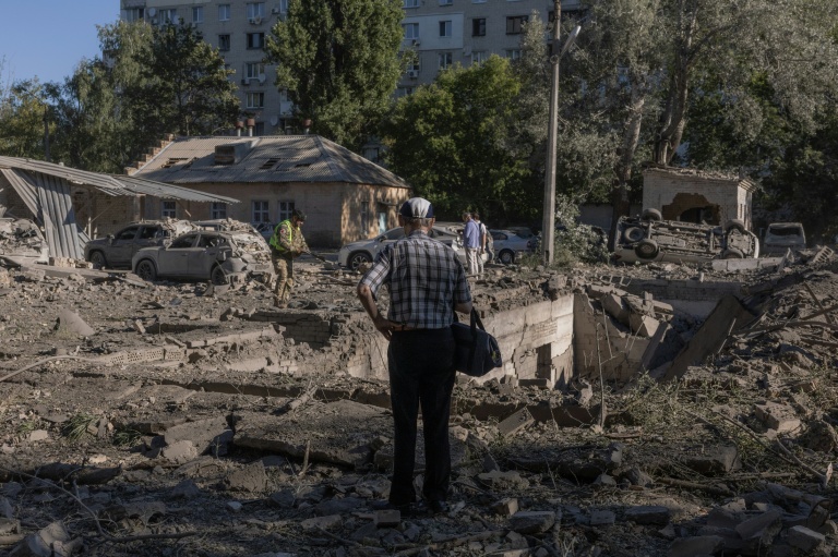 Un habitant sur le site d'une frappe aérienne russe à Kiev, le 20 août 2026 en Ukraine
