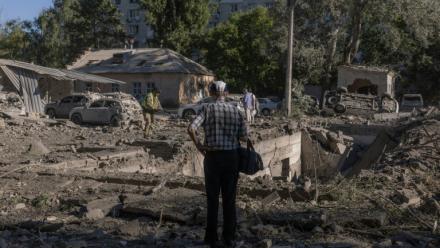 Un habitant sur le site d'une frappe aérienne russe à Kiev, le 20 août 2026 en Ukraine