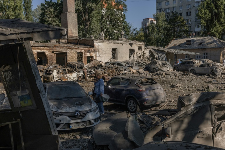 Une habitante sur le site d'une frappe aérienne russe à Kiev, le 20 août 2026 en Ukraine