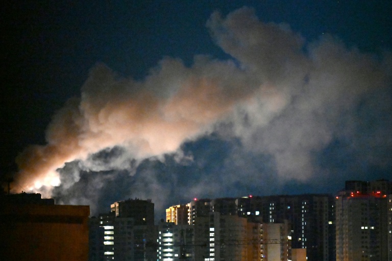 De la fumée s’élève après une frappe de missile russe sur la capitale ukrainienne, Kiev, le 2 juillet 2026