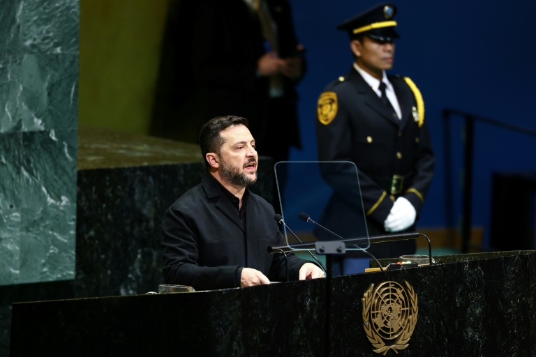 Le président ukrainien Volodymyr Zelensky  à la tribune de la 81e Assemblée générale de l'ONU, le 23 septembre 2026 à New York
