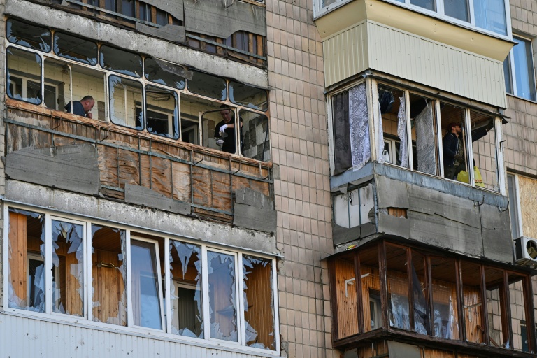 Les vitres d'un immeuble d'habitation soufflées après une attaque de missile et de drone dans la localité ukrainienne de Brovary, près de Kiev, le 14 mars 2026 