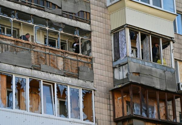 Les vitres d'un immeuble d'habitation soufflées après une attaque de missile et de drone dans la localité ukrainienne de Brovary, près de Kiev, le 14 mars 2026 