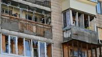 Les vitres d'un immeuble d'habitation soufflées après une attaque de missile et de drone dans la localité ukrainienne de Brovary, près de Kiev, le 14 mars 2026 