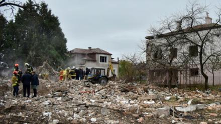 Des sauveteurs ukrainiens sur le site d'une attaque aérienne russe à Lapaivka, dans la région de Lviv, le 5 octobre 2025 en Ukraine