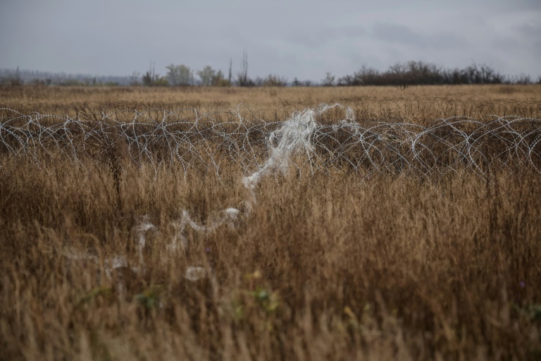 L'utilisation massive des câbles à fibre optique a transformé des zones entières du front en un épais réseau de fils recouvrant champs et prairies