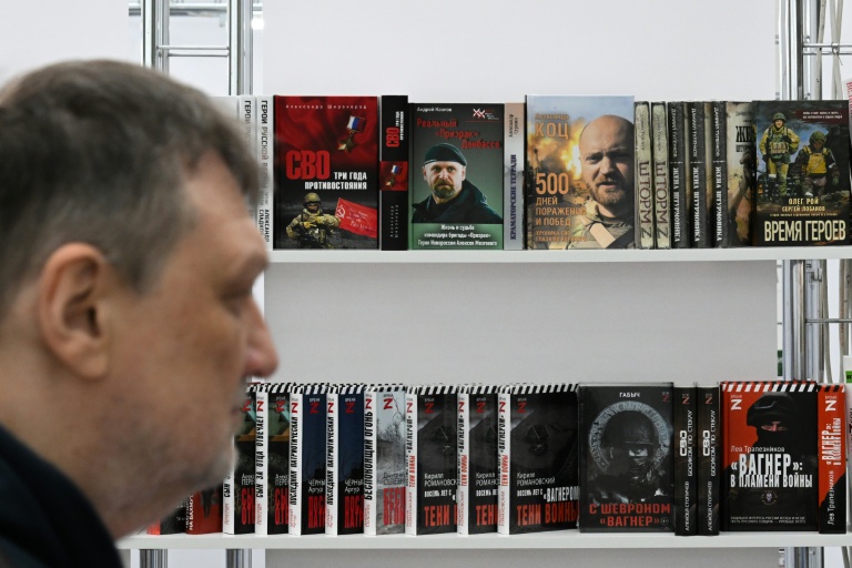 Des ouvrages sur le conflit en Ukraine exposés lors d'une foire du livre à Moscou, le 9 avril 2026
