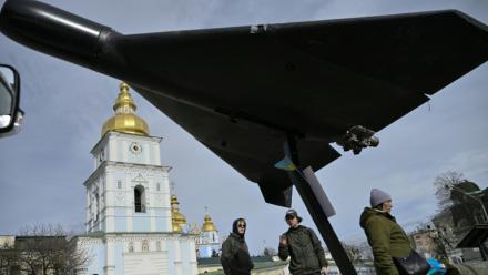 Un drone russe de conception iranienne Shahed 136 exposé sur la place Mykhaïlivska à Kiev, le 7 avril 2026 