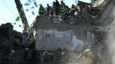 Les secours à la recherche de survivants dans les décombres d'un immeuble résidentiel après une frappe aérienne russe à Prylouky en Ukraine le 7 octobre 2026