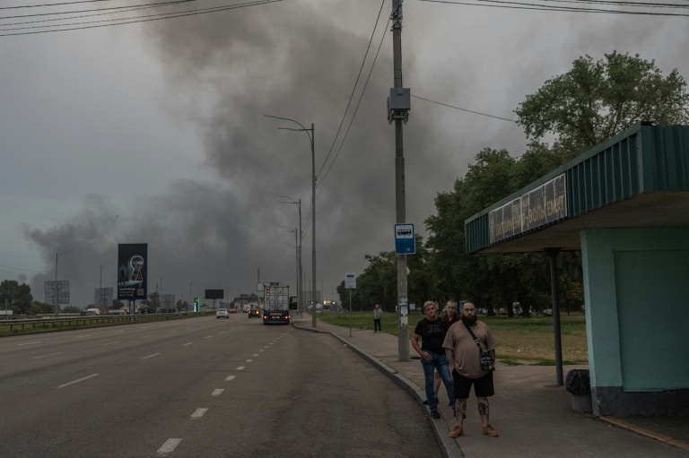 Des habitants attendent à un arrêt de bus à Kiev en Ukraine au lendemain de frappes de missiles balistiques et drones russes, le 5 août 2026
