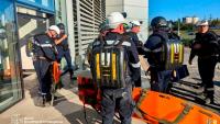 Photo diffusée par le Service d'État ukrainien pour les situations d'urgence, le 21 août 2026, montrant des pompiers luttant contre un incendie sur le site d'un centre commercial endommagé par une frappe russe à Kryvyï Rih, en Ukraine