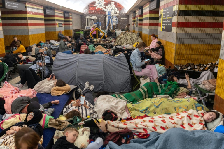 Des habitants de Kiev réfugiés dans une station de métro pendant une attaque de missiles russes sur la ville, le 30 juillet 2026