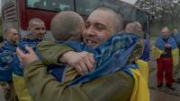 Des prisonniers de guerre ukrainiens libérés après un échange de prisonniers dans un lieu tenu secret de la région de Tchernihiv, le 15 mai 2026 en Ukraine