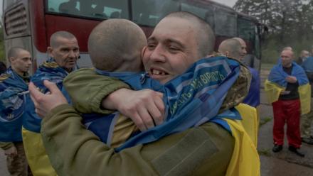 Des prisonniers de guerre ukrainiens libérés après un échange de prisonniers dans un lieu tenu secret de la région de Tchernihiv, le 15 mai 2026 en Ukraine