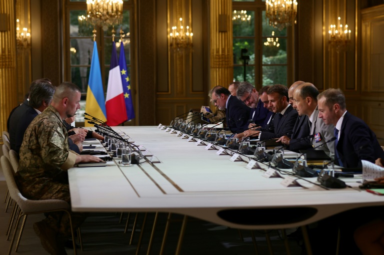 Le président français Emmanuel Macron (c,d) lors d'une réunion de travail avec son homologue ukrainien Volodymyr Zelensky à l'Elysée, le 3 septembre 2025 à Paris