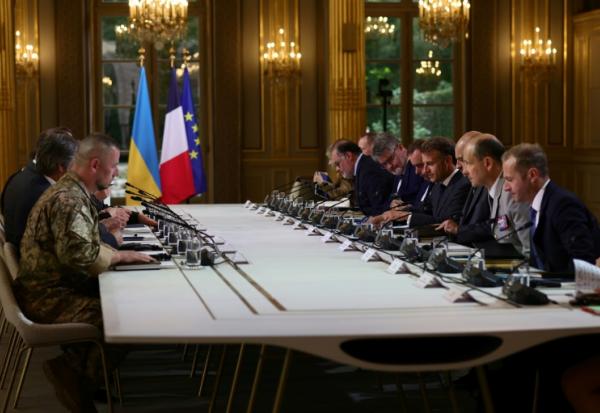 Le président français Emmanuel Macron (c,d) lors d'une réunion de travail avec son homologue ukrainien Volodymyr Zelensky à l'Elysée, le 3 septembre 2025 à Paris
