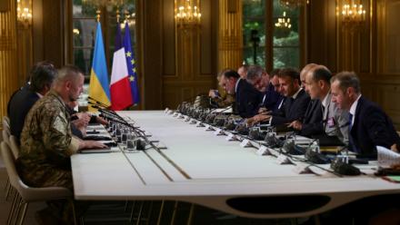 Le président français Emmanuel Macron (c,d) lors d'une réunion de travail avec son homologue ukrainien Volodymyr Zelensky à l'Elysée, le 3 septembre 2025 à Paris