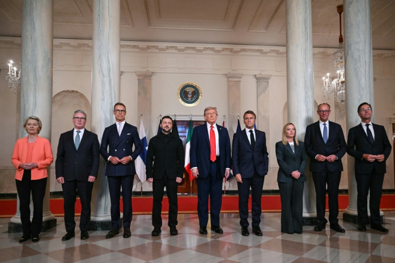 Les leaders européens, le président ukrainien Volodymyr Zelensky (4e g) et le président américain Donald Trump (c) à la Maison Blanche, le 18 août 2025 à Washington