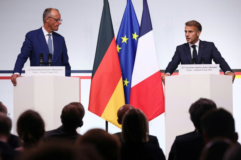 Le président français Emmanuel Macron (d) et le chancelier allemand Friedrich Merz, le 29 août 2025 à Toulon, dans le Var