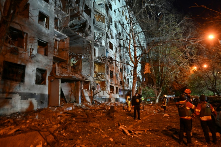 Des sauveteurs interviennent dans un immeuble résidentiel à plusieurs étages, endommagé à la suite d’une attaque aérienne russe contre Kharkiv, le 28 septembre 2026