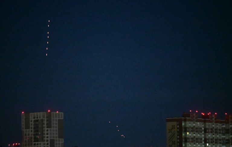 Le système de défense anti-aérien ukrainien tire sur des drones russes au-dessus de Kiev durant une attaque aérienne massive de drones et de missiles de la Russie sur l'Ukraine, le 3 septembre 2025