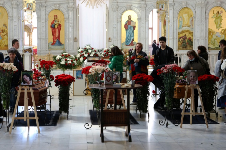 Funérailles, le 27 avril 2022 à Odessa, de trois Ukrainiennes: Kira Glodan, âgée de 3 mois, sa mère Valeria, 28 ans, et sa grand-mère Lioudmyla, tuées le 23 avril 2022 par un missile russe 