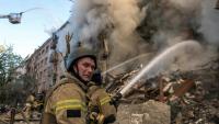 Des pompiers luttent contre un incendie après d'intenses bombardements russes nocturnes qui ont particulièrement visé la capitale ukrainienne, le 24 mai 2026 à Kiev