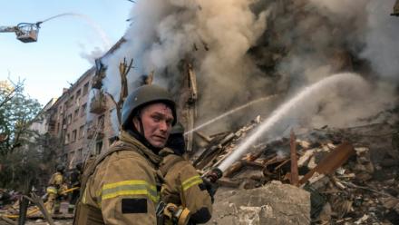 Des pompiers luttent contre un incendie après d'intenses bombardements russes nocturnes qui ont particulièrement visé la capitale ukrainienne, le 24 mai 2026 à Kiev