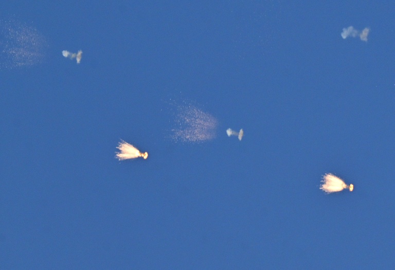 La défense aérienne ukrainienne tire pour intercepter des drones lors d'un barrage de drones et missiles russes visant la capitale, Kiev, le 16 mars 2026