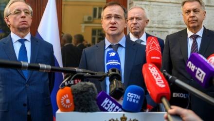Le chef de la délégation russe et conseiller de Poutine, Vladimir Medinsky, entouré par le vice-ministre des Affaires étrangères Mikhaïl Galouzine (g) et le chef du renseignement militaire russe (GRU) Igor Kostyukov (d), s'adresse à la presse avant une réunion entre les délégués ukrainiens, américains et russes à Istanbul, le 15 mai 2025