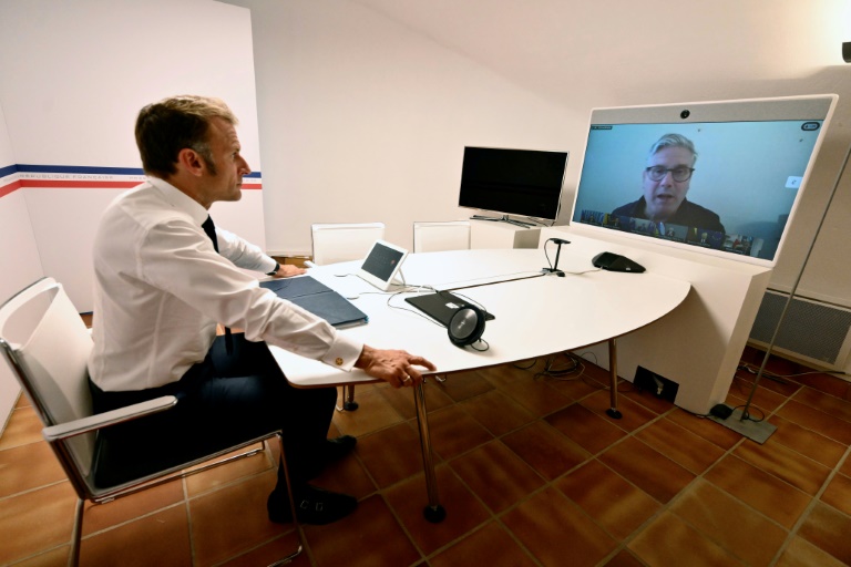 Le président français Emmanuel Macron s'entretient avec le Premier ministre britannique Keir Starmer (à l'écran) lors d'une réunion vidéo de la 
