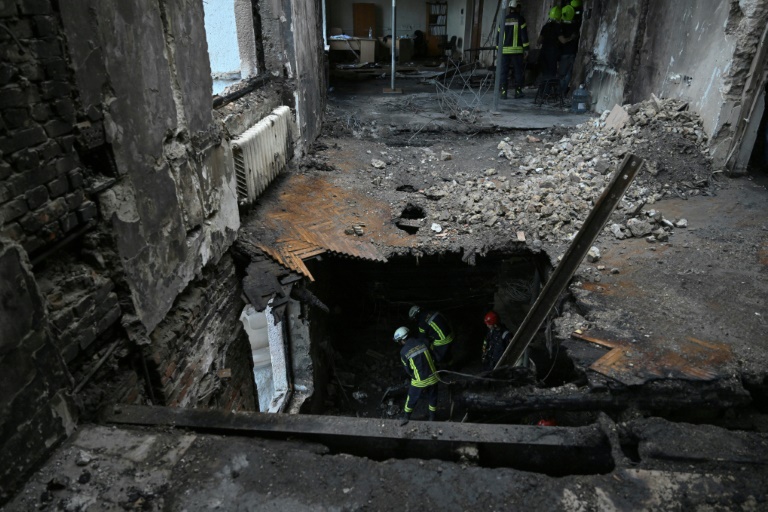Des sauveteurs ukrainiens dans le bâtiment du gouvernement ukrainien endommagé la veille lors d'une frappe aérienne russe massive, le 8 septembre 2025 à Kiev