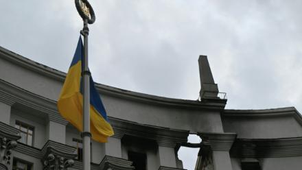 Un drapeau ukrainien flotte devant le bâtiment du gouvernement ukrainien endommagé la veille lors d'une frappe aérienne massive russe, le 8 septembre 2025 à Kiev 