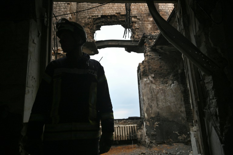 Un sauveteur ukrainien dans une pièce du bâtiment du gouvernement ukrainien endommagé la veille par une frappe aérienne russe massive, le 8 septembre 2025 à Kiev