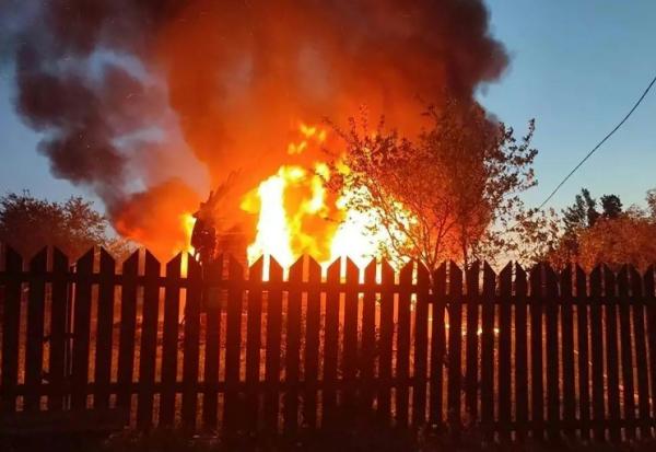 Photo diffusée sur le canal Telegram officiel du gouverneur de la région de Moscou Andreï Vorobiov, le 17 mai 2026, montrant un bâtiment en feu après une attaque aérienne sur un lieu non divulgué dans la région de Moscou
