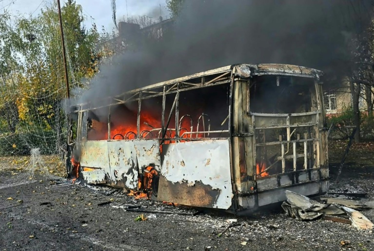 Cette photo publiée par le bureau du procureur de la région de Donetsk, dans l'Est de l'Ukraine, montre l'un des bus détruits par une frappe russe à Kramatorsk, proche de la ligne de front, le 8 octobre 2026