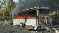 Cette photo publiée par le bureau du procureur de la région de Donetsk, dans l'Est de l'Ukraine, montre l'un des bus détruits par une frappe russe à Kramatorsk, proche de la ligne de front, le 8 octobre 2026