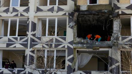 Des personnes dégagent des débris après l'attaque par des drones d'une clinique privée à Kiev, le 5 janvier 2026, en Ukraine