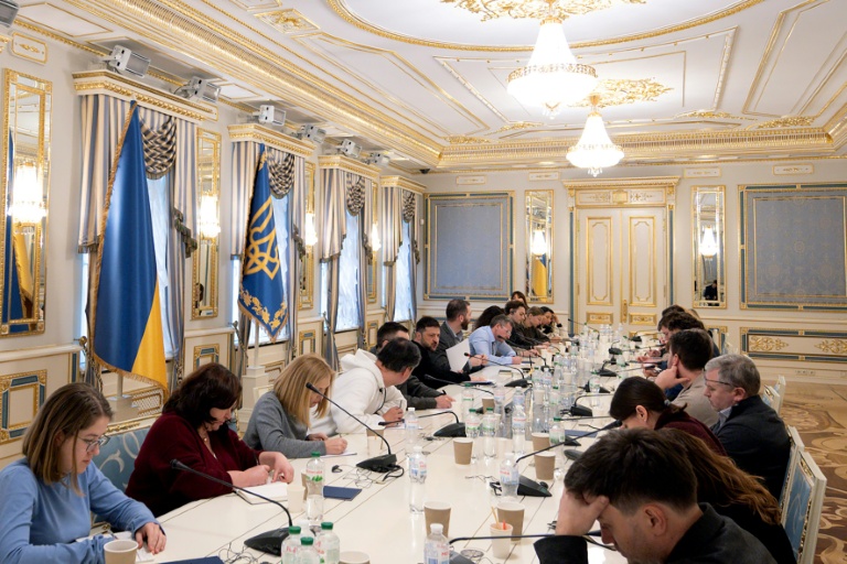 Photo diffusée par la présidence ukrainienne, le 24 décembre 20255, montrant le président ukrainien Volodymyr Zelensky lors d'une conférence de presse avec des journalistes, le 23 décembre 2025 à Kiev