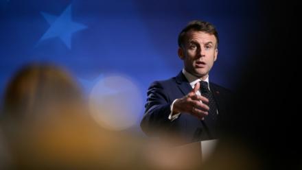 Le président français Emmanuel Macron s'exprime lors d'une conférence de presse après la réunion du Conseil européen à Bruxelles, le 19 décembre 2025