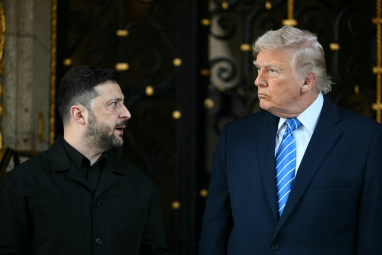 Le président ukrainien Volodymyr Zelensky (G) et le président américain Donald Trump à Mar-a-Lago, à Palm Beach (Floride), aux Etats-Unis, le 28 décembre 2025